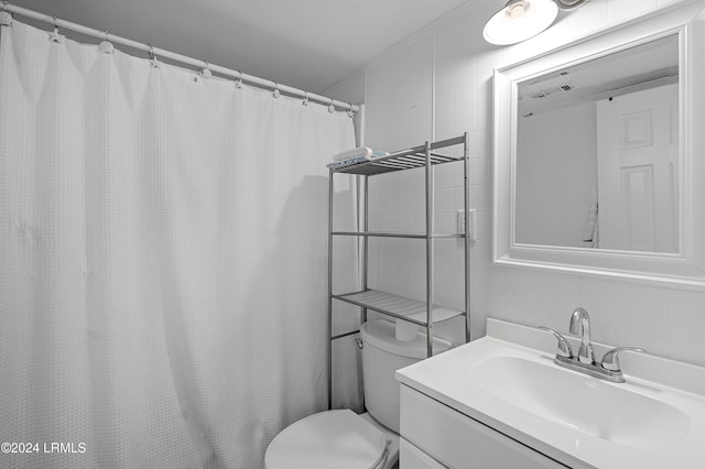 bathroom with a shower with curtain, vanity, and toilet