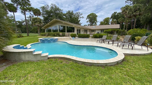 view of pool featuring an in ground hot tub, a lawn, and a patio area