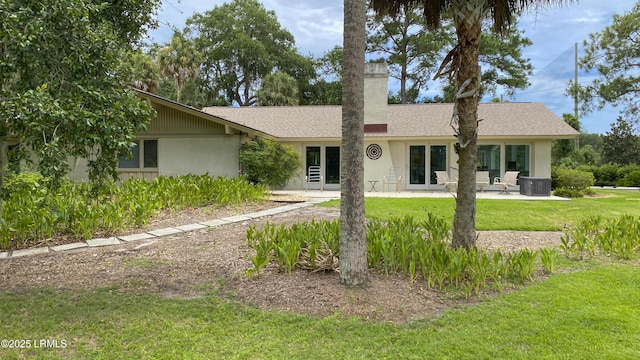 ranch-style home featuring central AC and a front lawn