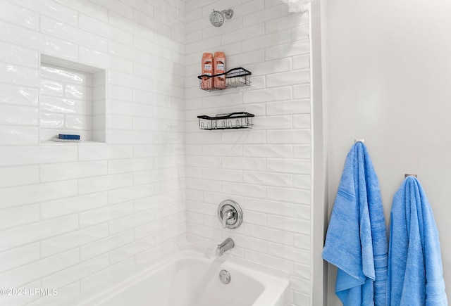 bathroom with tiled shower / bath combo