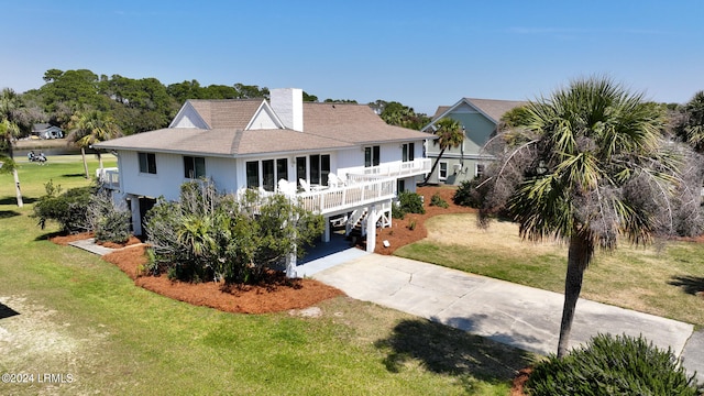 view of front of home with a carport and a front yard