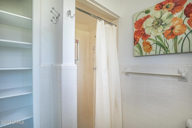 bathroom featuring tile walls