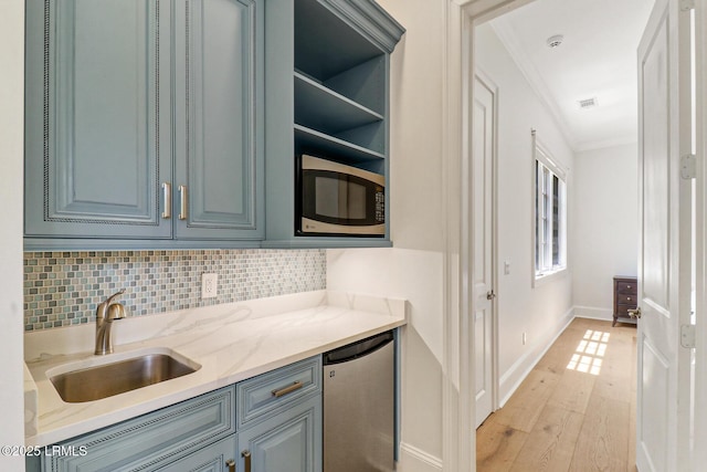 4 Wedgewood Cir, Bluffton, SC 29910 - kitchen with stainless steel appliances, crown molding, a sink, light wood finished floors, and decorative backsplash
