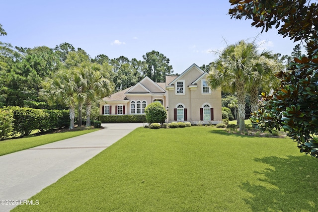 19 Lynnfield Pl, Bluffton, SC 29910 - traditional-style home with a front yard, stucco siding, and concrete driveway