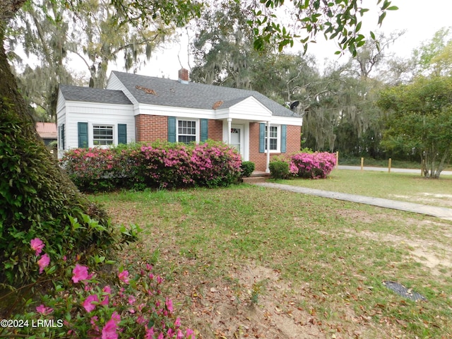 single story home featuring a front yard