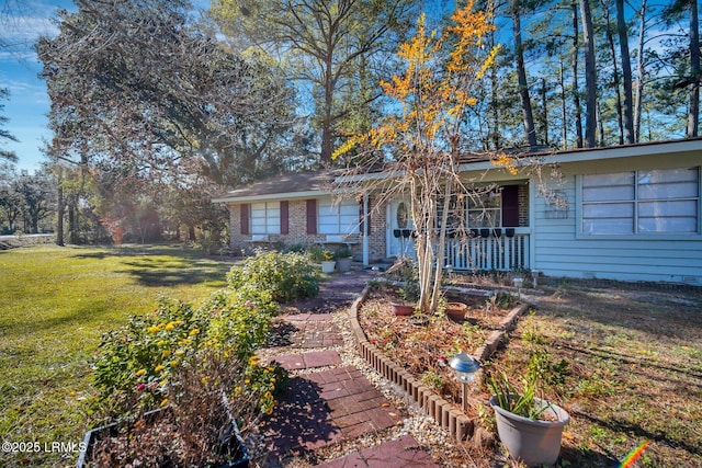 ranch-style home featuring a front lawn and a porch