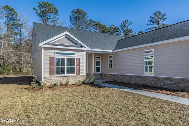 craftsman-style home featuring a front yard