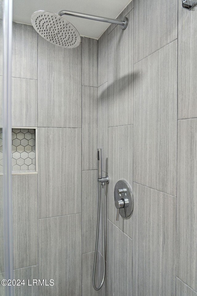 interior details with a tile shower