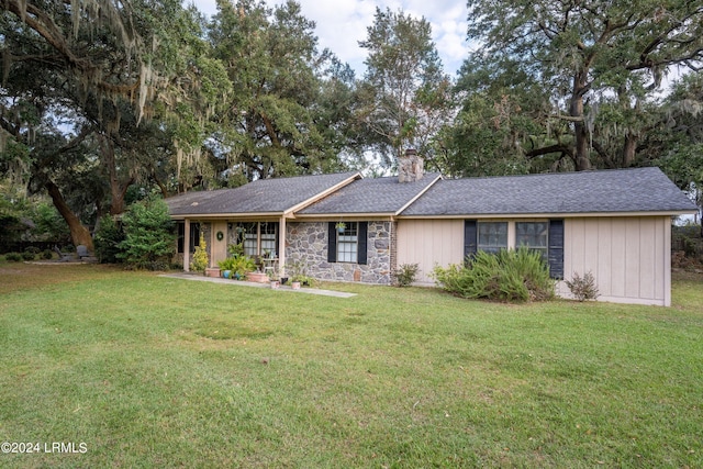 single story home with a front lawn