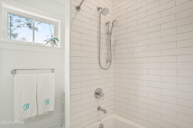 bathroom featuring tiled shower / bath combo