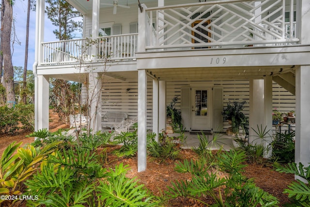 doorway to property with ceiling fan