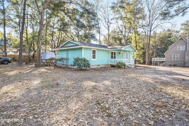 single story home with covered porch