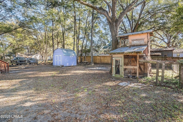 view of yard with a storage shed