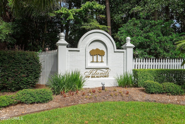 community / neighborhood sign featuring fence
