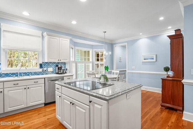 kitchen featuring crown molding, a sink, a chandelier, dishwasher, and black electric stovetop