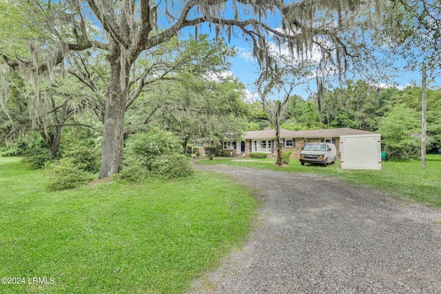 single story home featuring a front lawn