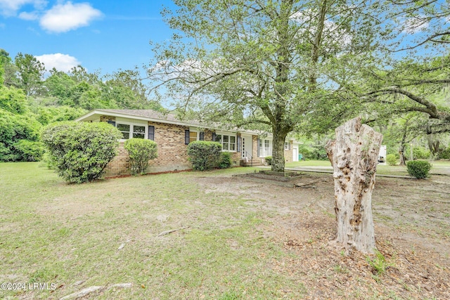 ranch-style house featuring a front lawn