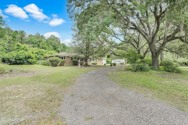 single story home featuring a front lawn