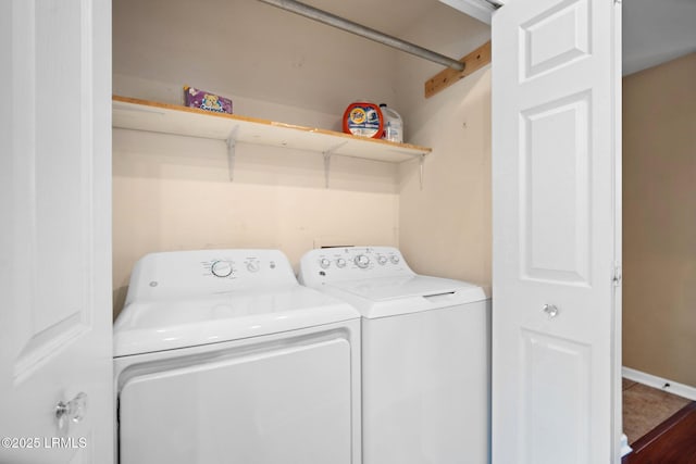 laundry room with laundry area and independent washer and dryer