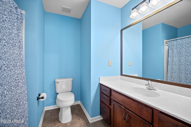 bathroom with visible vents, toilet, vanity, a shower with curtain, and baseboards