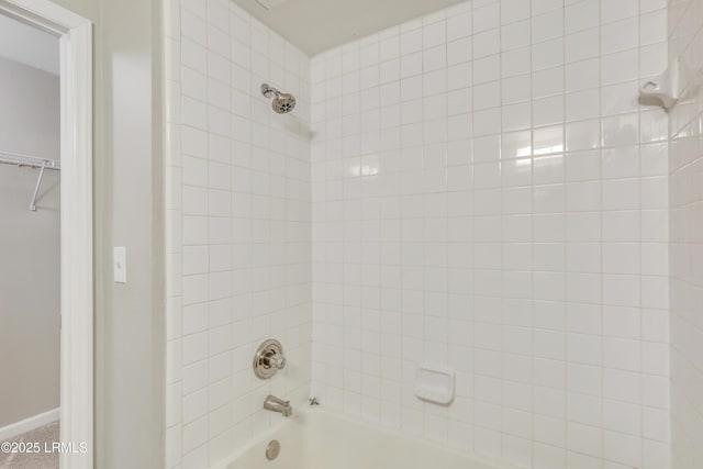 bathroom with tiled shower / bath