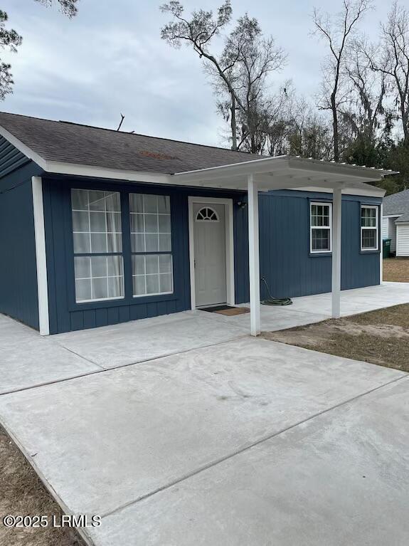 1712 Battery Park Dr, Port Royal, SC 29935 - view of front facade featuring a shingled roof