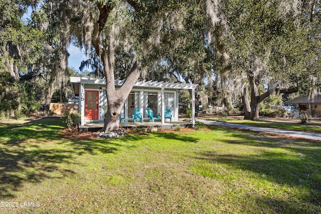 view of yard with a pergola