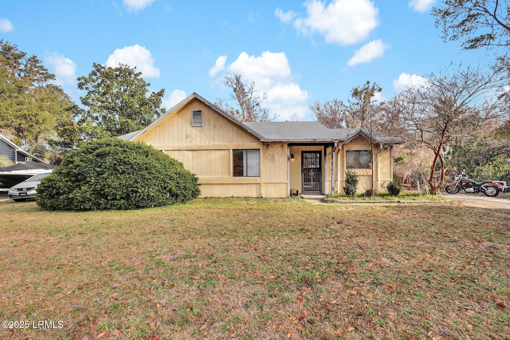 view of front of house with a front yard