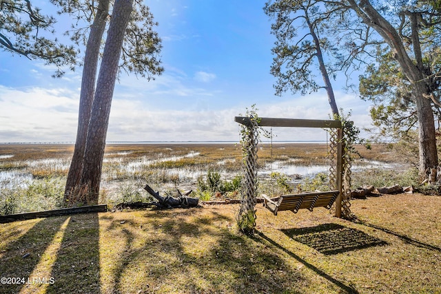 view of yard featuring a water view