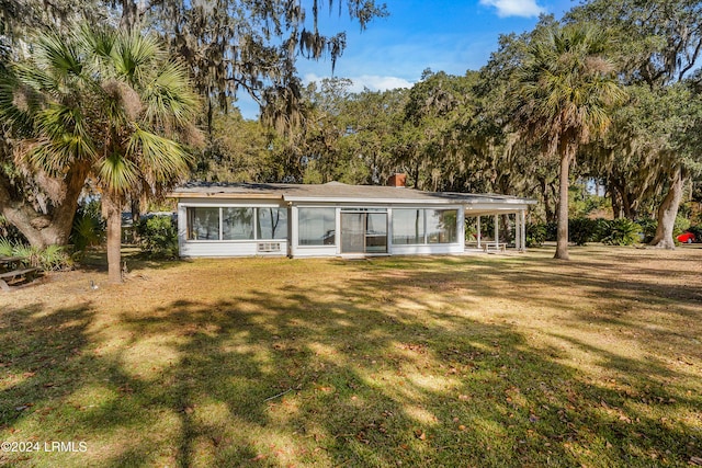 view of front of property featuring a front lawn