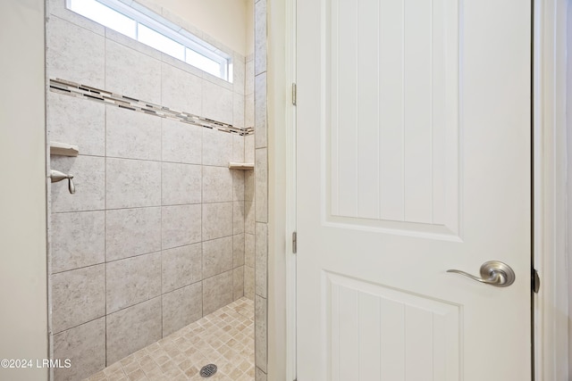 bathroom featuring tiled shower