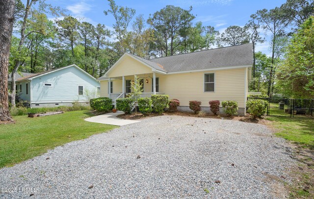 3010 Palmetto Ridge St, Beaufort, SC 29906 - view of front facade featuring a front yard, fence, covered porch, and driveway