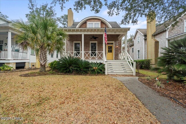 view of front of home featuring ceiling fan, a porch, and a front yard