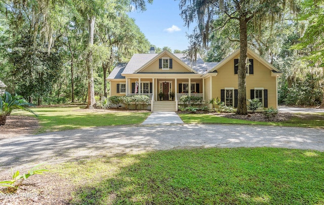 view of front facade featuring covered porch and a front lawn