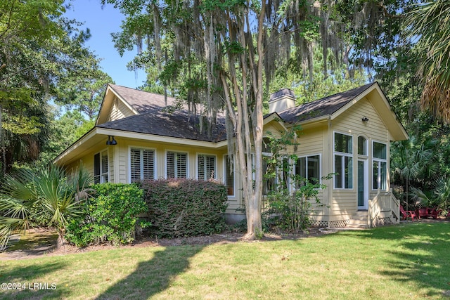 view of front of house featuring a front yard