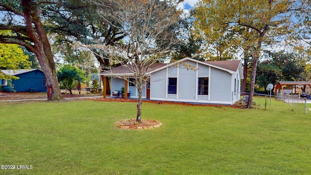 view of front of house featuring a front lawn