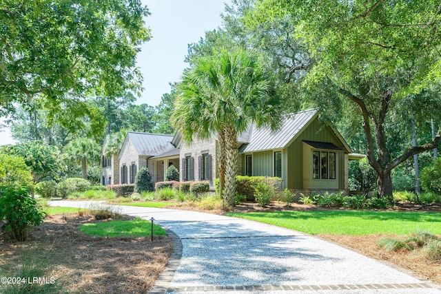 view of front of property featuring a front lawn