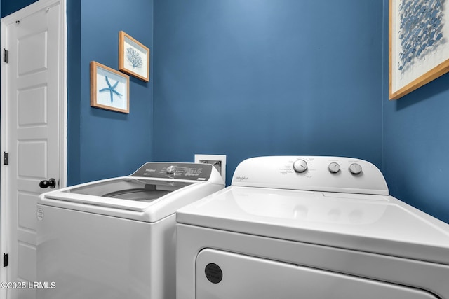 washroom featuring washing machine and clothes dryer