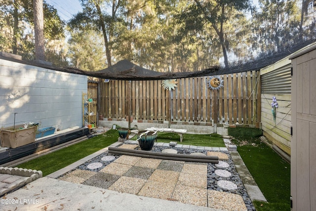 view of yard featuring a patio