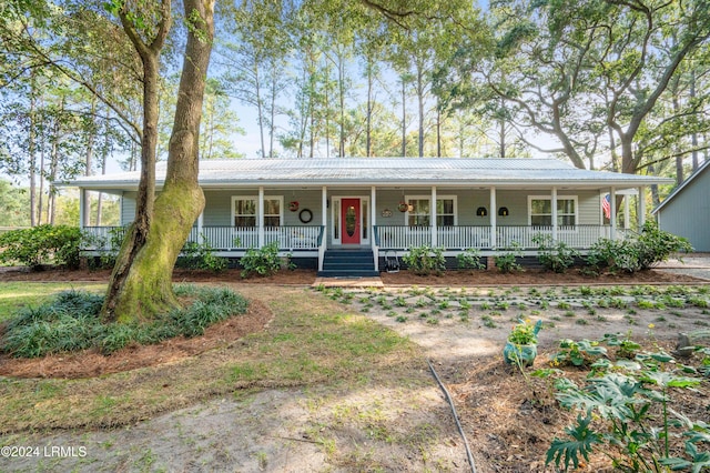 ranch-style house featuring covered porch