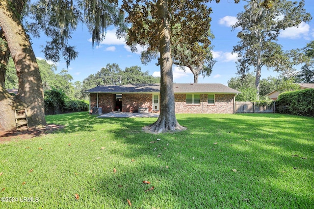 view of yard featuring a patio area