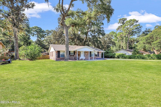 single story home with a front lawn