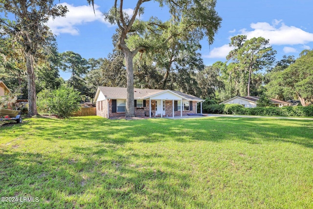 view of front of property featuring a front yard