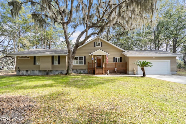 view of front of house featuring driveway, a front yard, and a garage