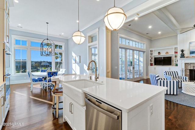 kitchen featuring a sink, appliances with stainless steel finishes, dark wood-style floors, and crown molding