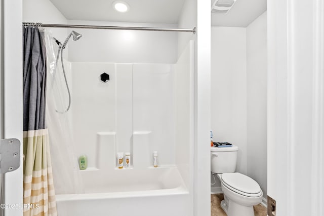 bathroom featuring visible vents, shower / bath combo with shower curtain, and toilet