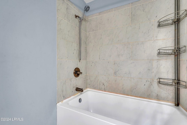 bathroom featuring tiled shower / bath combo