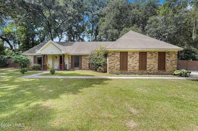 ranch-style house featuring a front yard