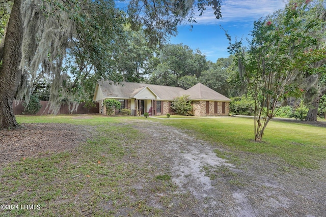 ranch-style house featuring a front yard