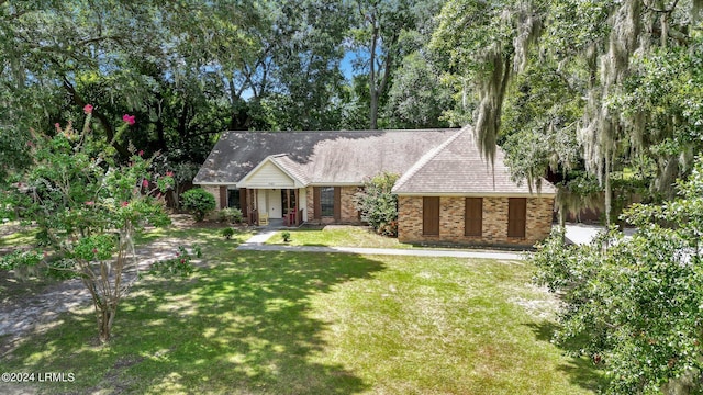 view of front facade featuring a front lawn